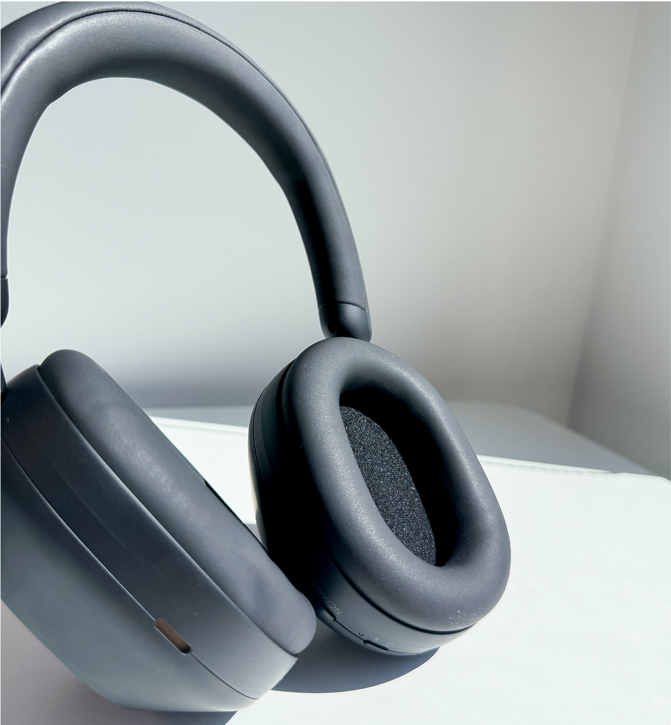 Image of side view of the Sony WH 1000xm5.