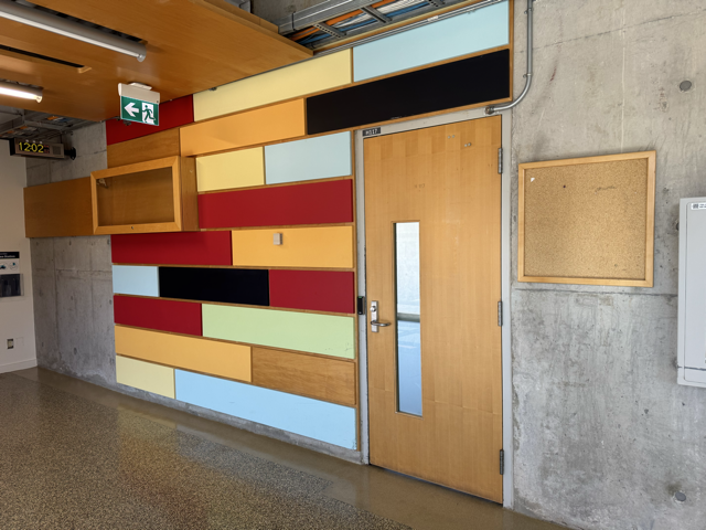 This is the space outside a classroom in the J building, the unique shapes of the different pannels would make a suitable and interesting addition to projection Mapping.